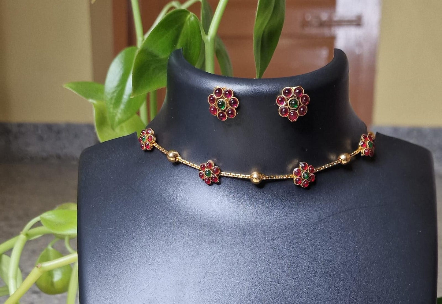 Elegant Invisible flower chocker with flower stud