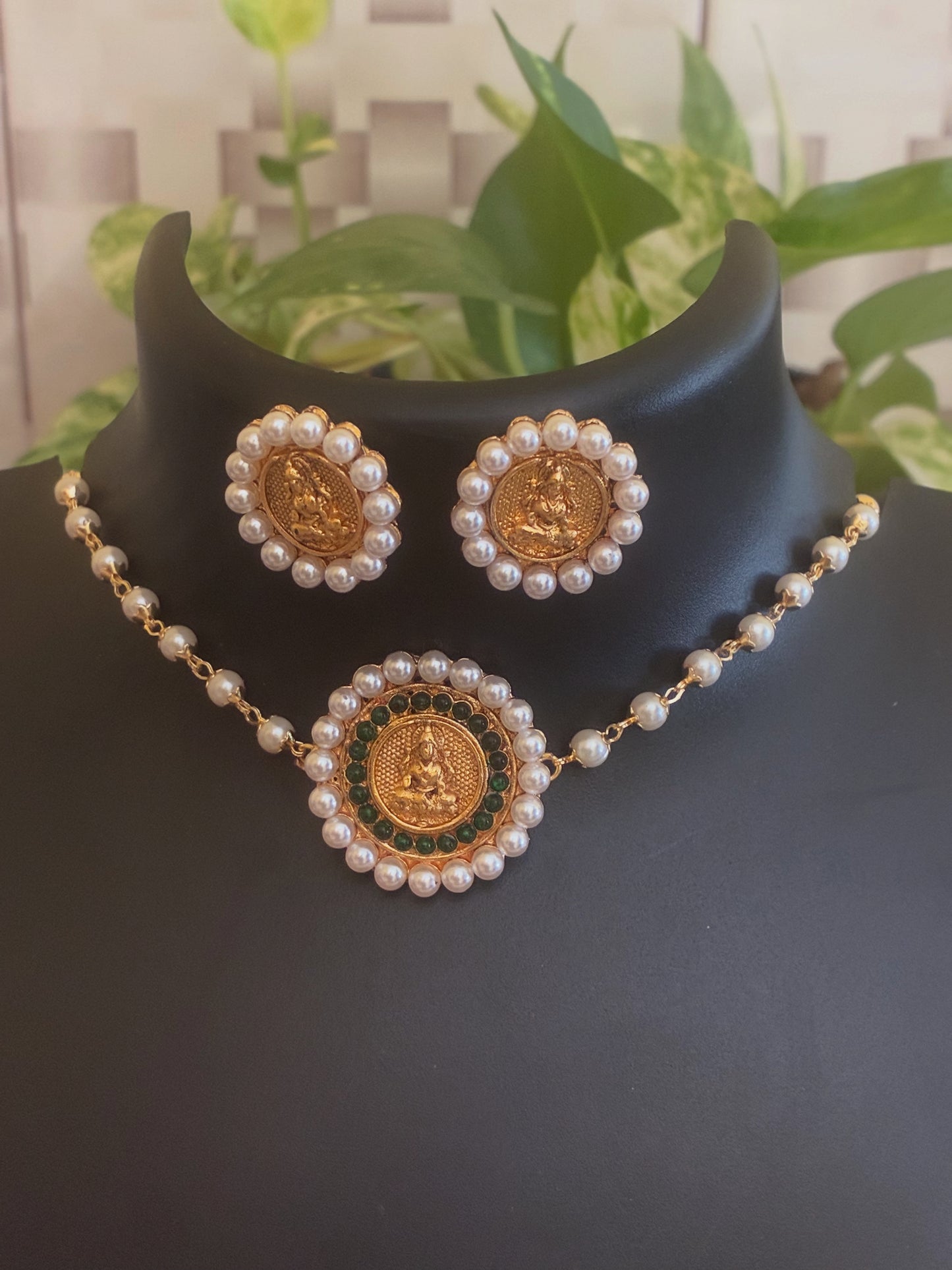 Simple neck piece pearl chocker with pendant