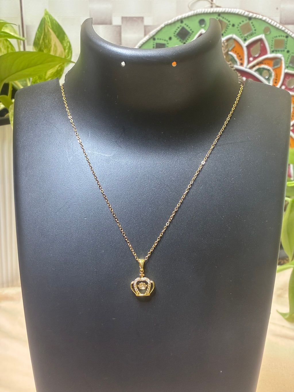 New Stock! Smart small crown necklace!