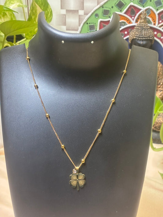 New stock!Single diamond four leaf flower gold plated Necklace!