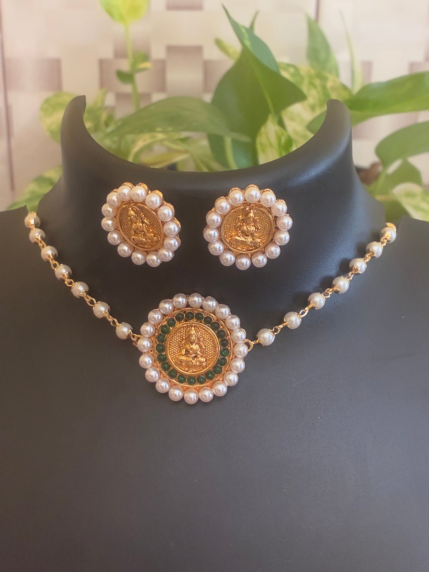Simple neck piece pearl chocker with pendant