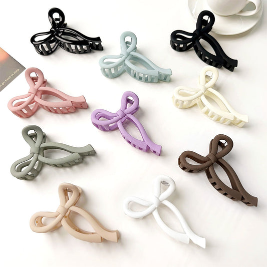 Plastic twisted hair clutches