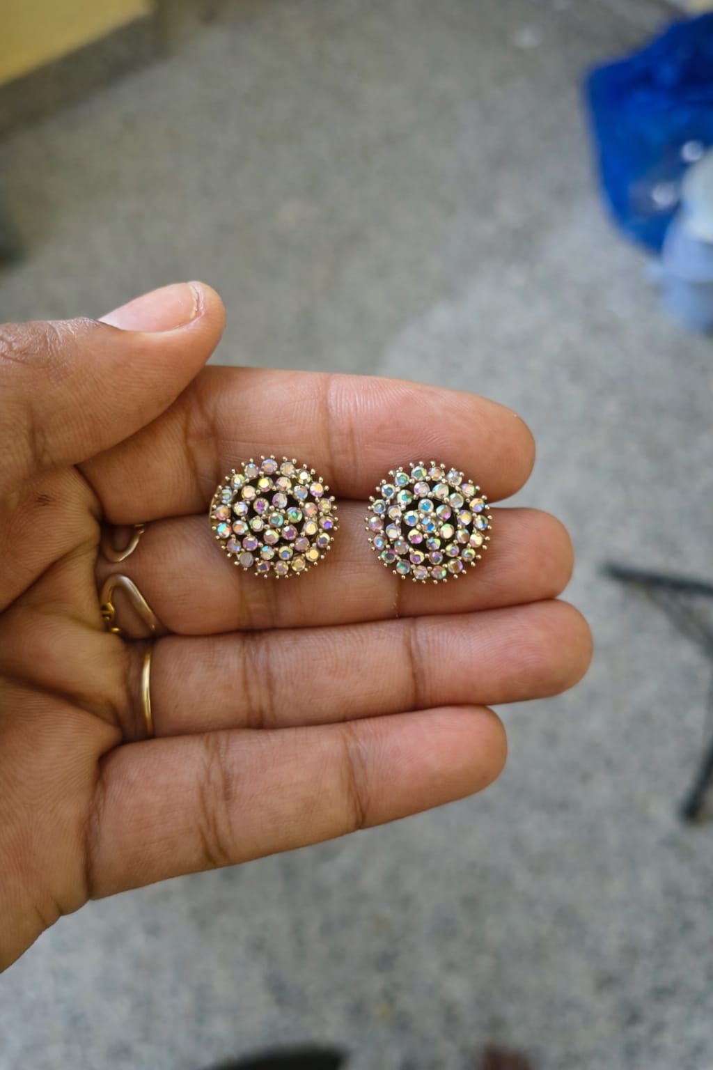 Simple stone stud for women