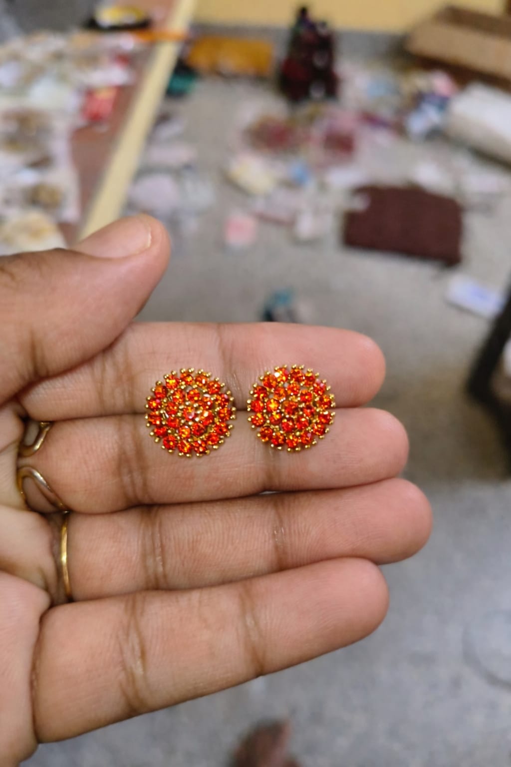 Simple stone stud for women