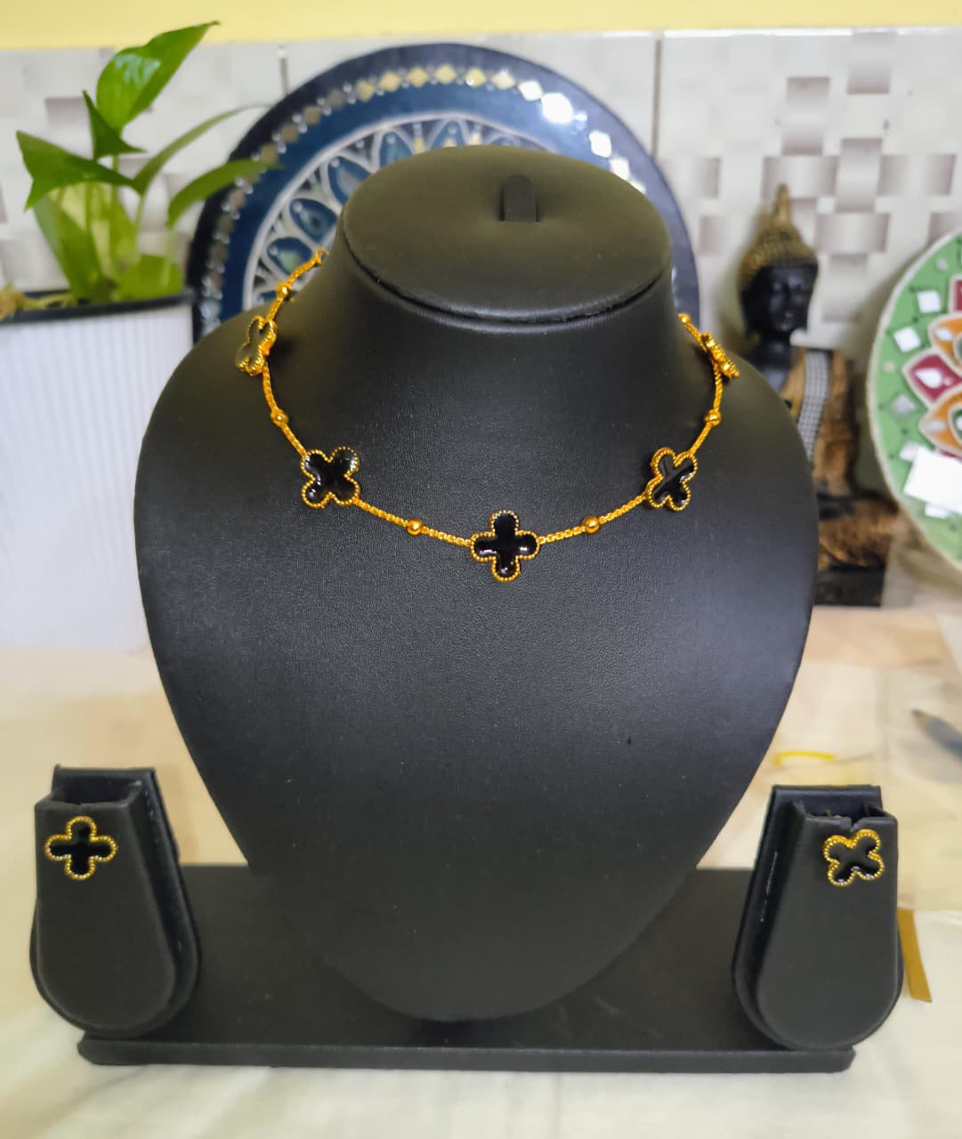 Partywear, traditional touch invisible designed chocker