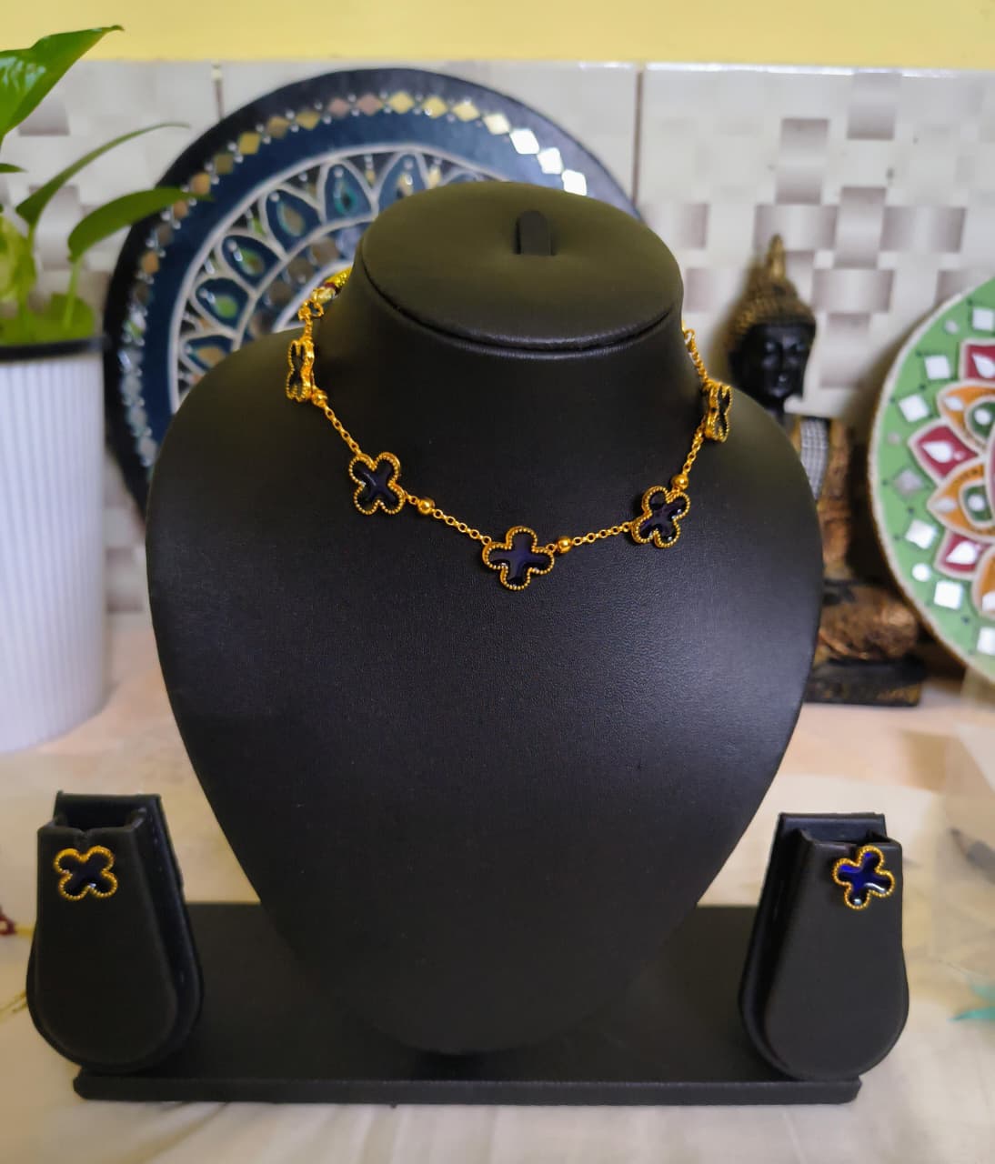 Partywear, traditional touch invisible designed chocker