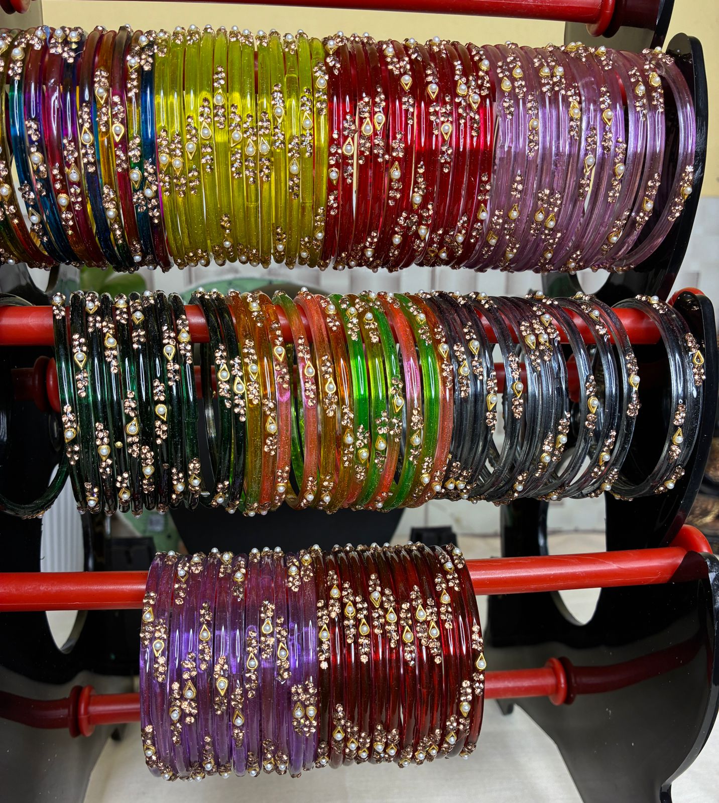 Stone designed unique glass bangles/kuppivala