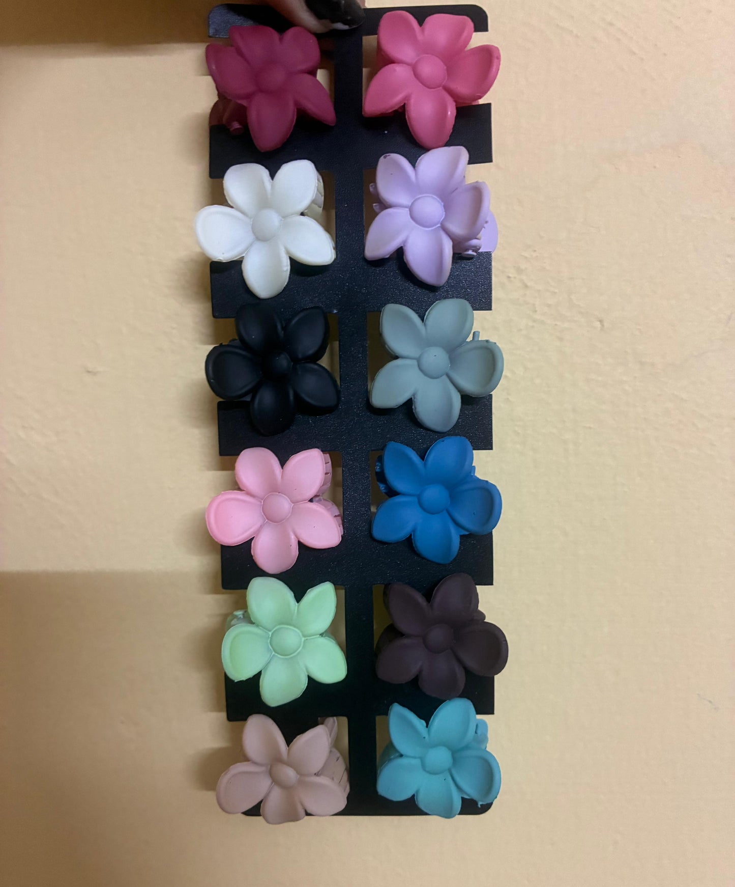 NEW STOCK! Beautiful Multi colour flower clips packet of 6(small)